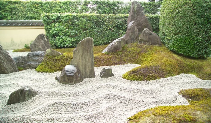 Steinfiguren für den Garten Moos Stein natur