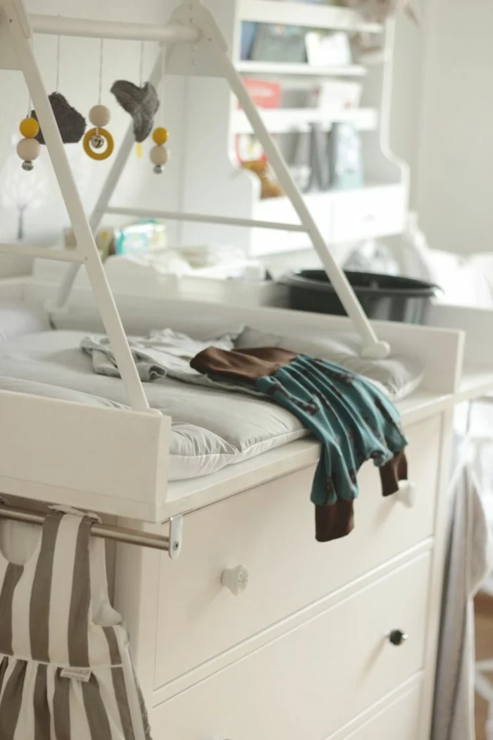 babyzimmer ideen babybett und wickeltisch mit schubladen