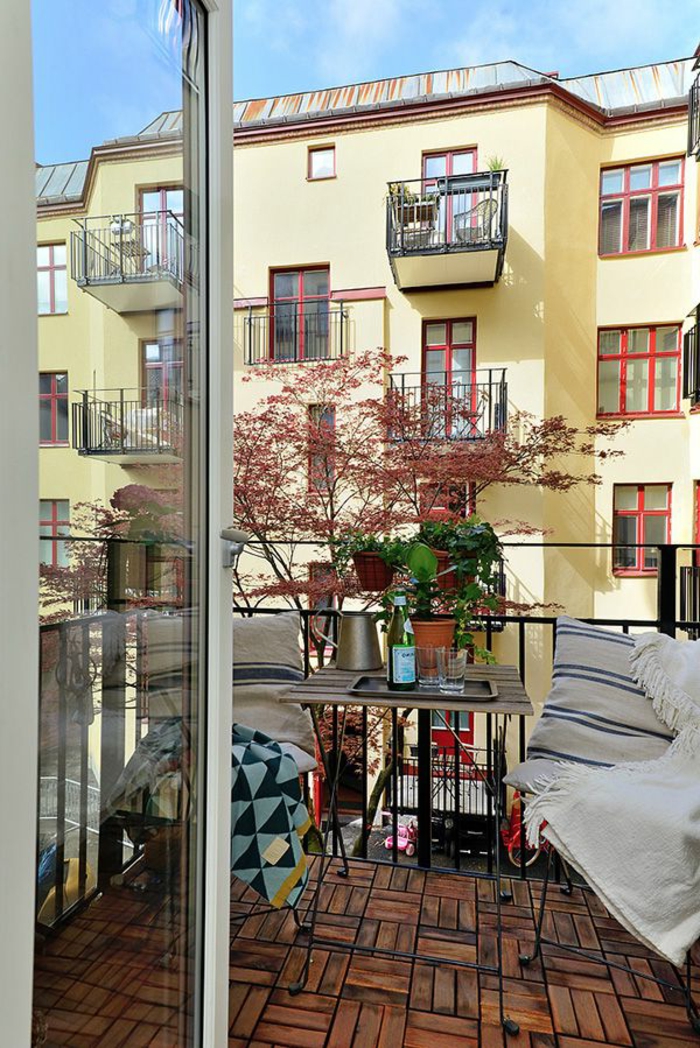 balkongestaltung ideen holzfliesen balkonmöbel pflanztöpfe