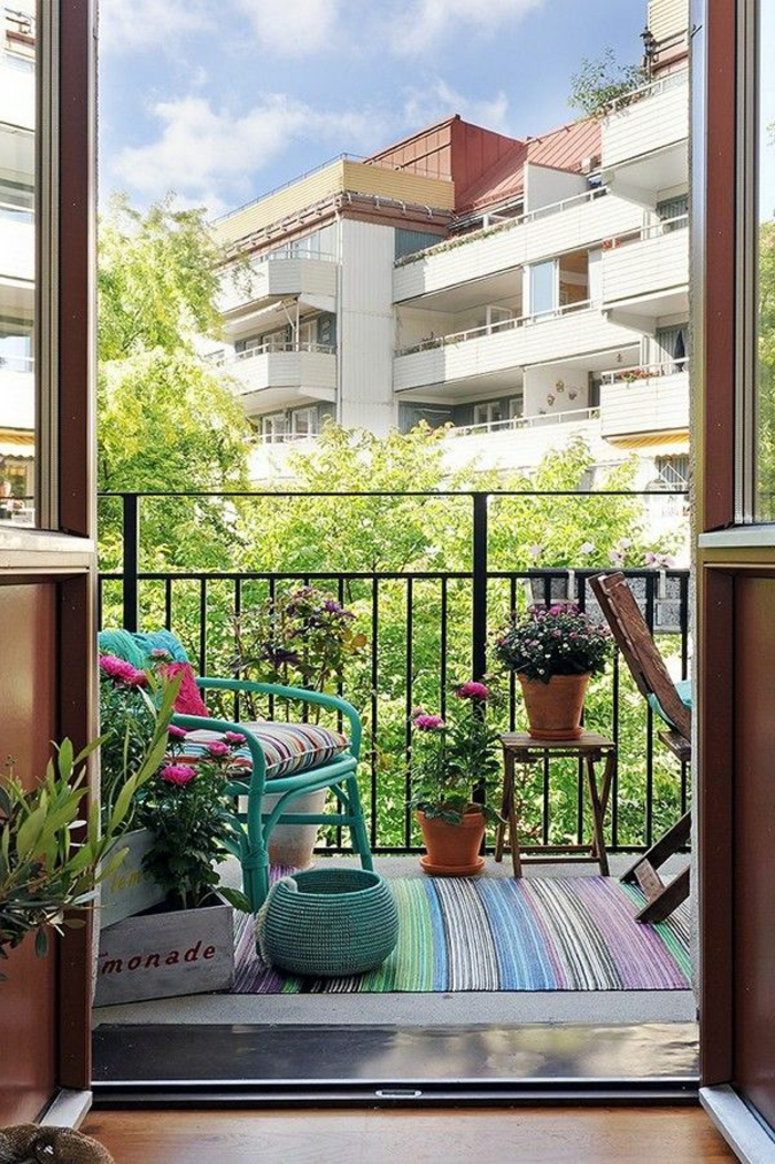 balkongestaltung kleinen balkon gestalten farbiger streifenteppich