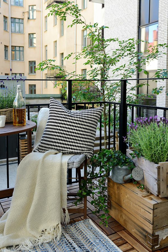 balkongestaltung skandinavisches design frisch gemütlich