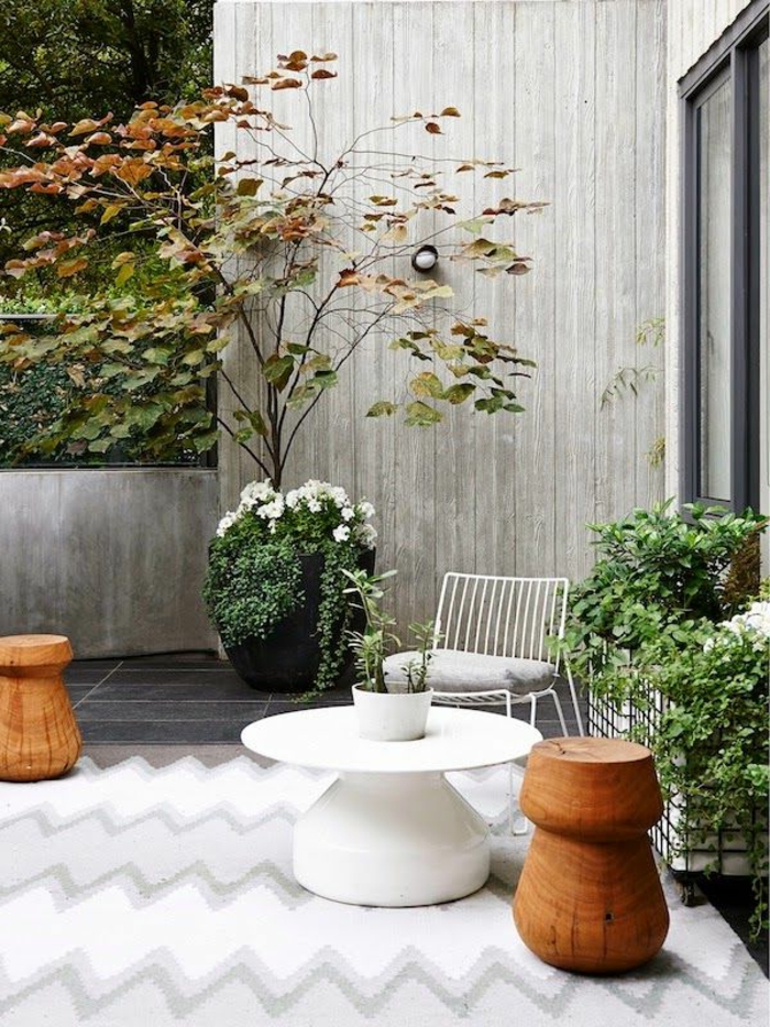 balkongestaltung skandinavisches design holzhocker pflanzen