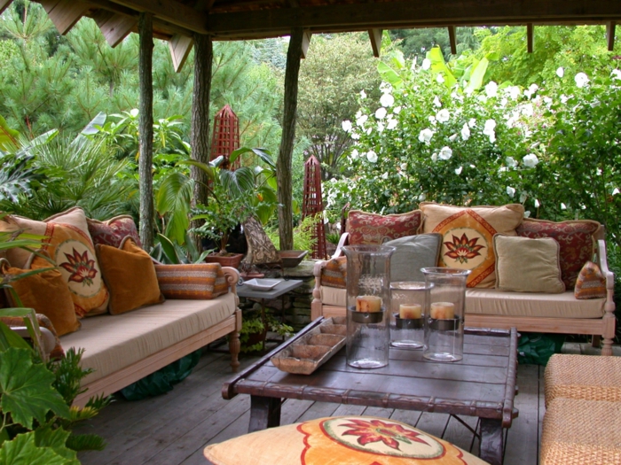 gartendesign überdachte terrasse sofas couchtisch