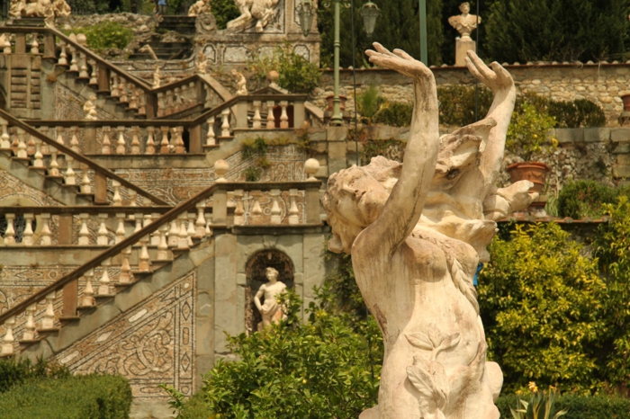 gartengestaltung beispiele italienisch große skulpturen