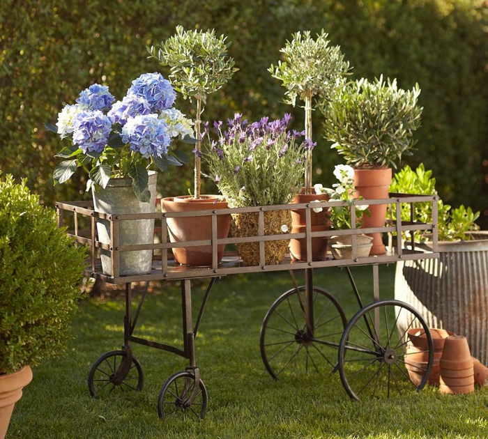 Vintage Deko lässt den Garten charmanter und weiblicher