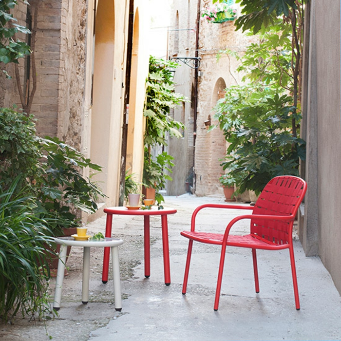 gartenmöbel-set-designer-möbel-beistelltisch-rote-stühle
