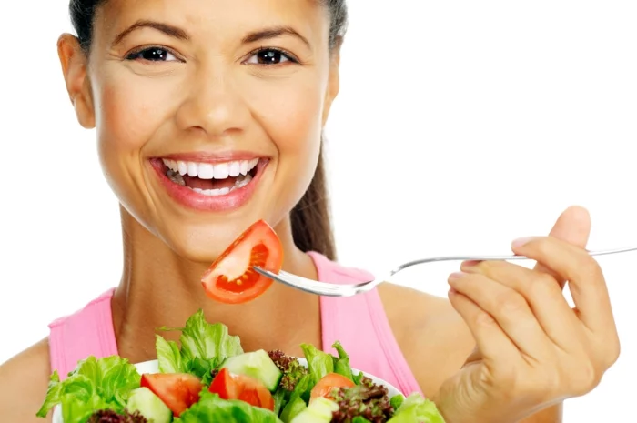 gesund essen gemüse roh essen salat gesunder körper
