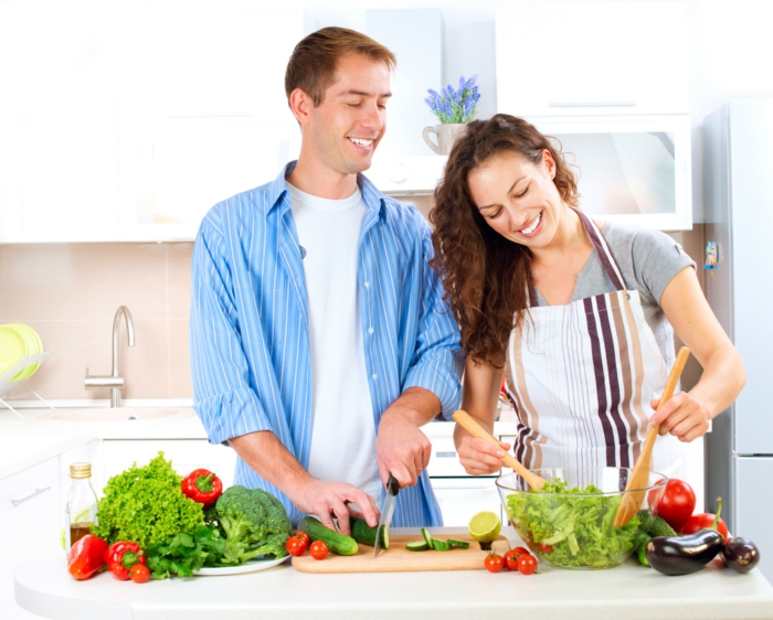 gesundes essen gemeinsam kochen mann und frau