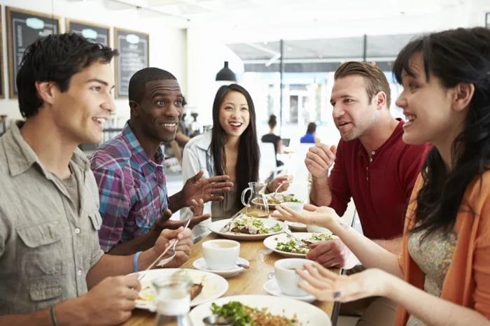 gesundes essen treffen mit freunden gemeinsam essen
