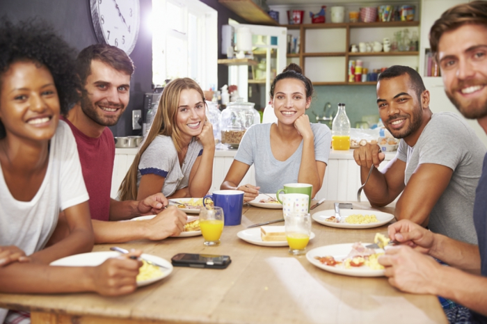 gesundes essen gemeinsam frühstücken freunde