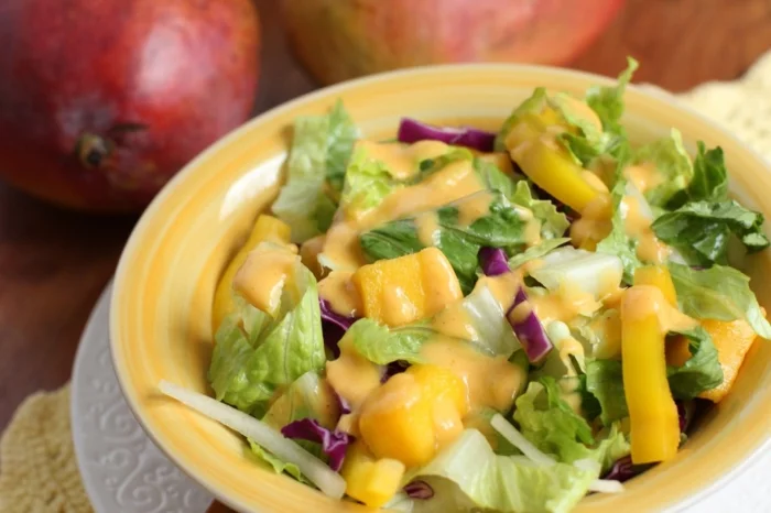 gesundes essen gemüse roh salat mango dekoration