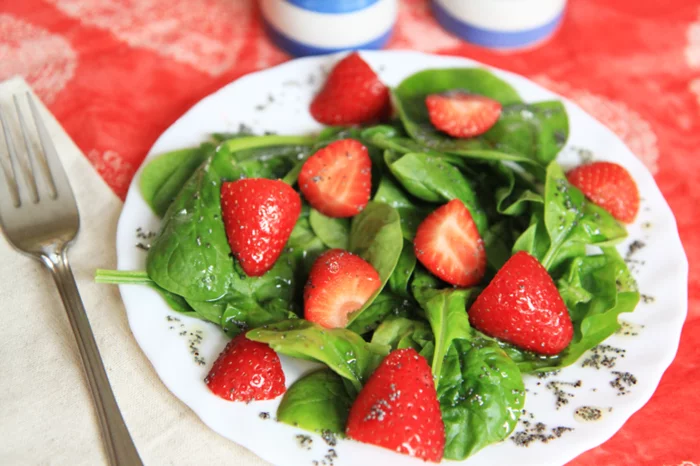 gesundes essen spinat erdbeeren salat