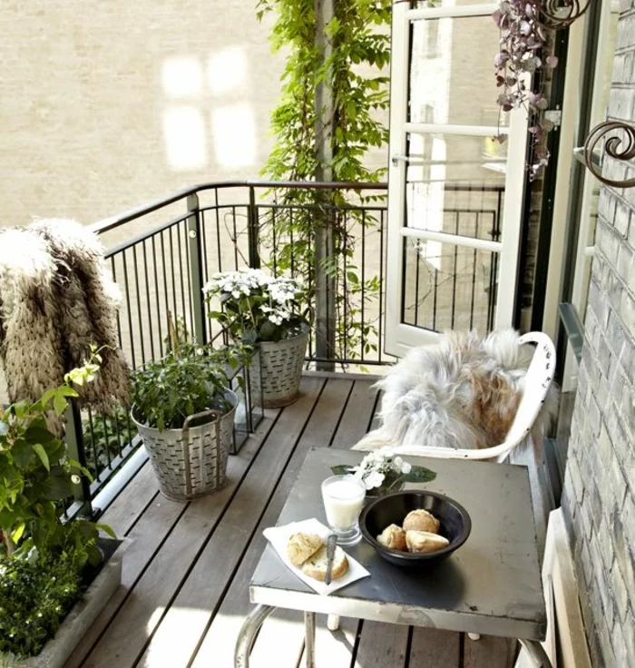 kleine terrasse gestalten holzboden verlegen topfpflanzen grüne terrasse