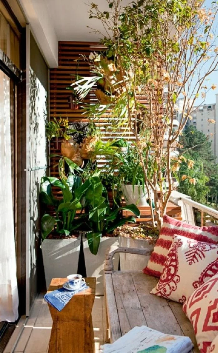 kleine terrasse gestalten holzmöbel topfpflanzen wohlfühloase