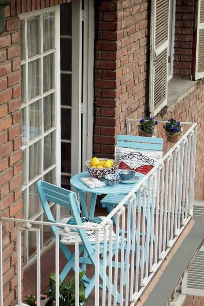kleine terrasse gestalten praktische klappmöbel stühle wohlfühloase