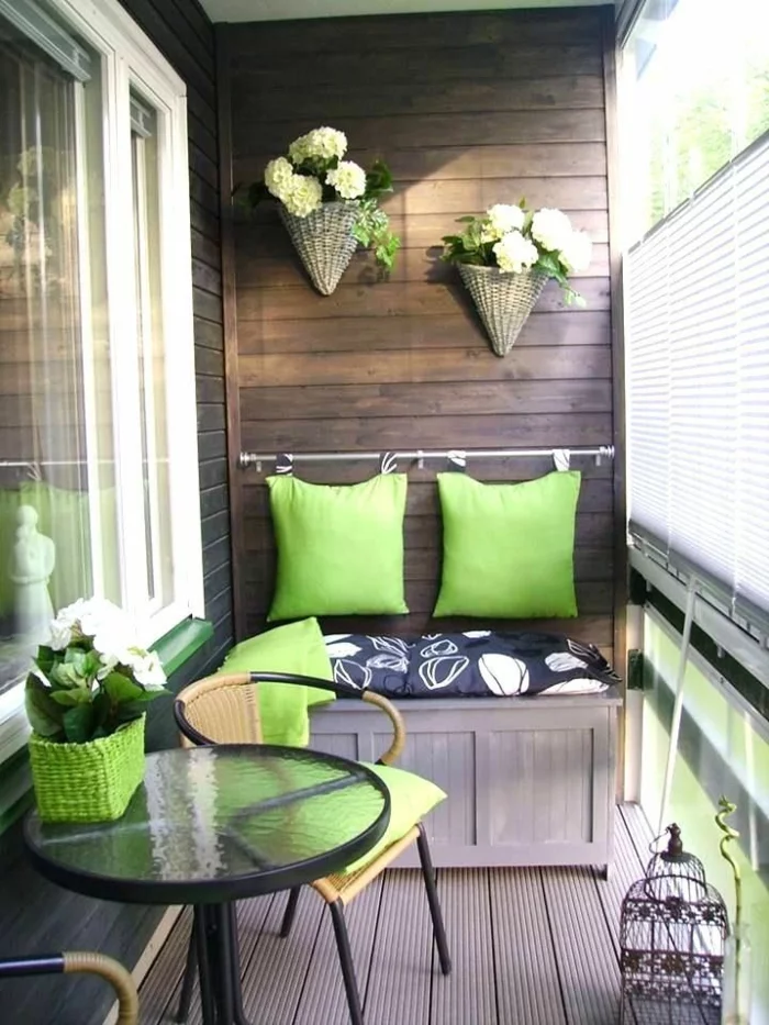kleine terrasse gestalten rustikal holzmöbel grüne dekoartikel