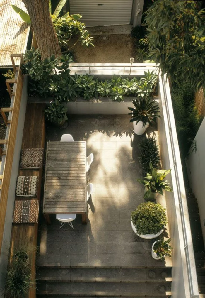 kleine terrasse gestalten rustikal holzmöbel topfpflanzen grüne wohlfühloase