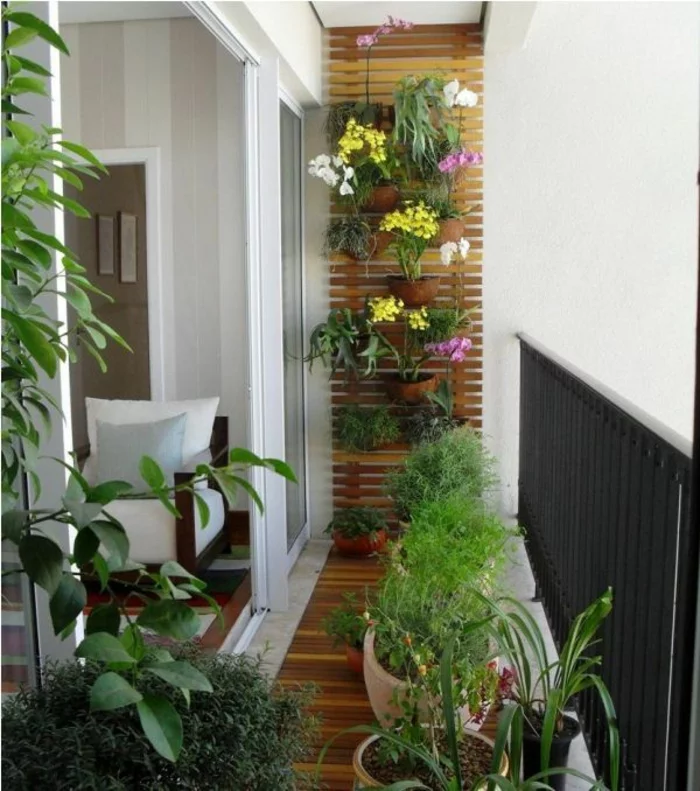 kleine terrasse gestalten rustikal holzmöbel topfpflanzen vertikaler garten