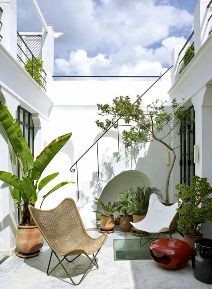 kleine terrasse gestalten rustikal rattanmöbel topfpflanzen grüne wohlfühloase