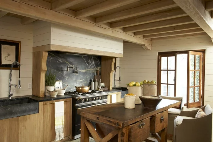 küchen im landhausstil hölzerner rustikaler esstisch schöne wandgestaltung