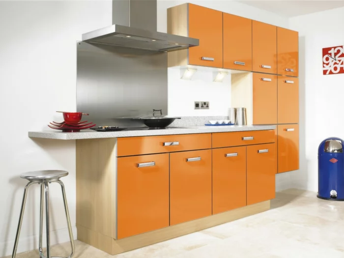 küchenmöbel kaufen orange küchenschränke barhocker wanduhr