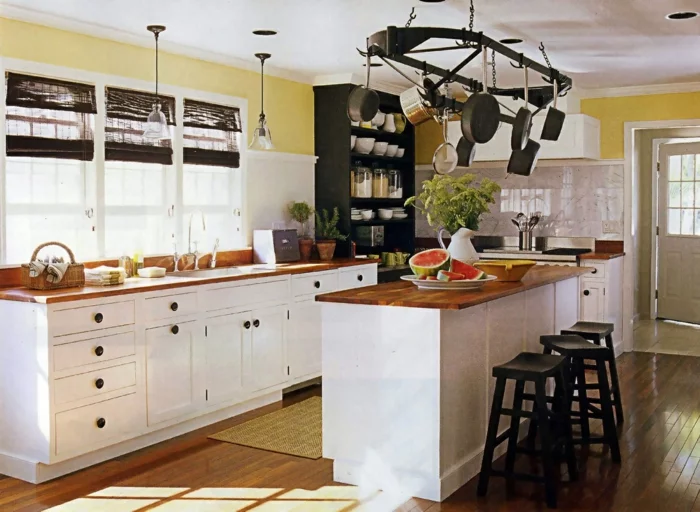 landhausküche weiße kücheninsel hölzerne arbeitsplatte