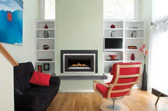 moderne kamine wohnzimmer schwarzes sofa roter sessel