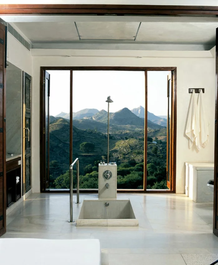 modernes badezimmer badewanne boden eingebaut panorama-berge