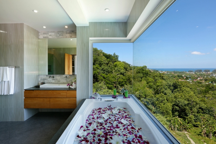 modernes badezimmer badewanne panoramafenster blütenbad