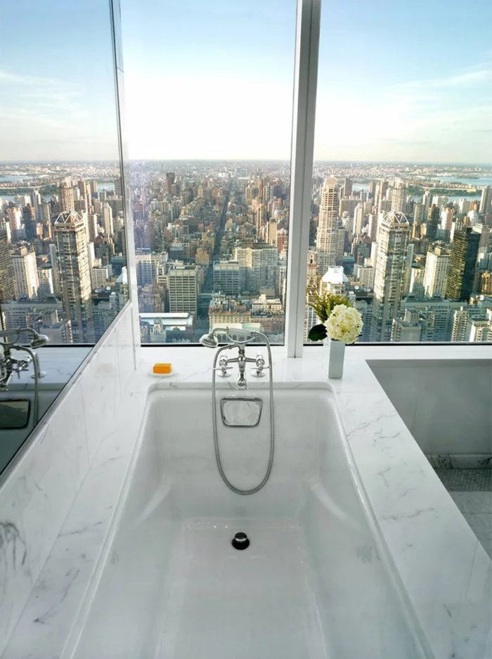 modernes badezimmer badewanne weißer marmor stadtpanorama