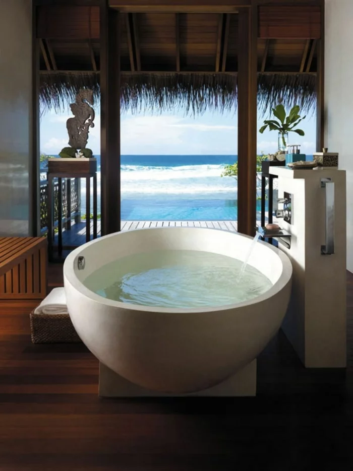 modernes badezimmer runde badewanne exotisch
