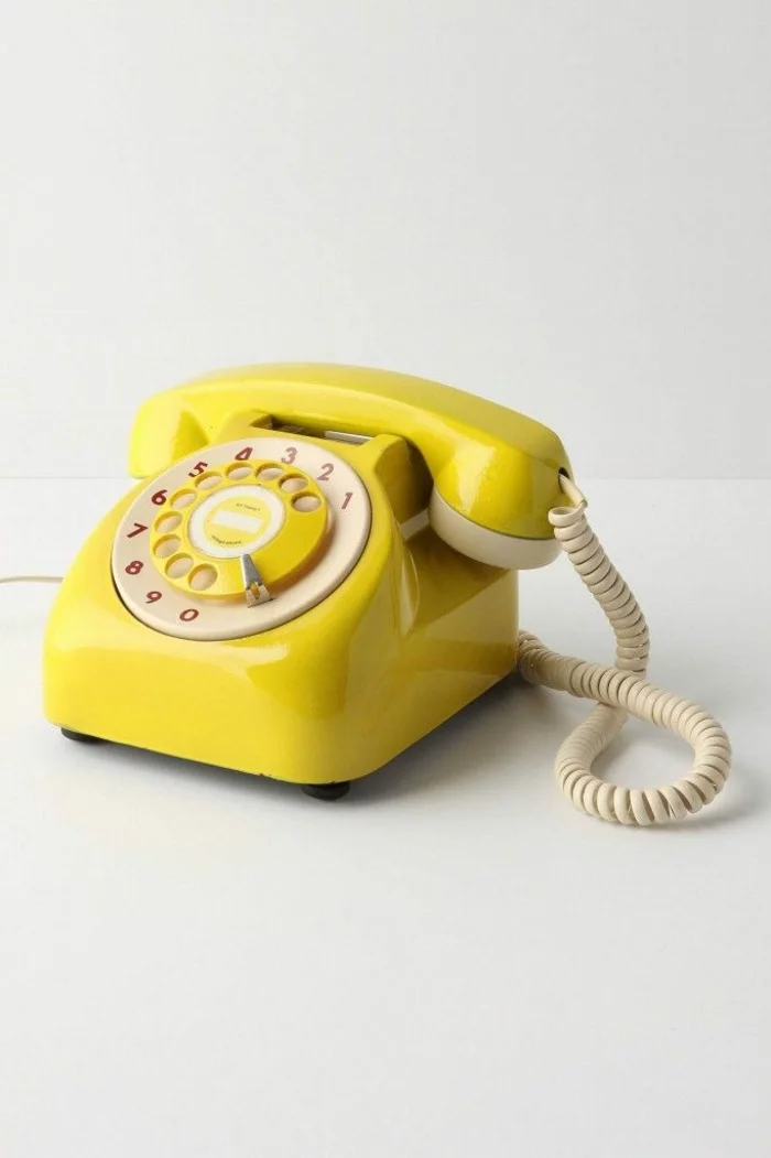 pantone farben trendfarben gelb retro telefon