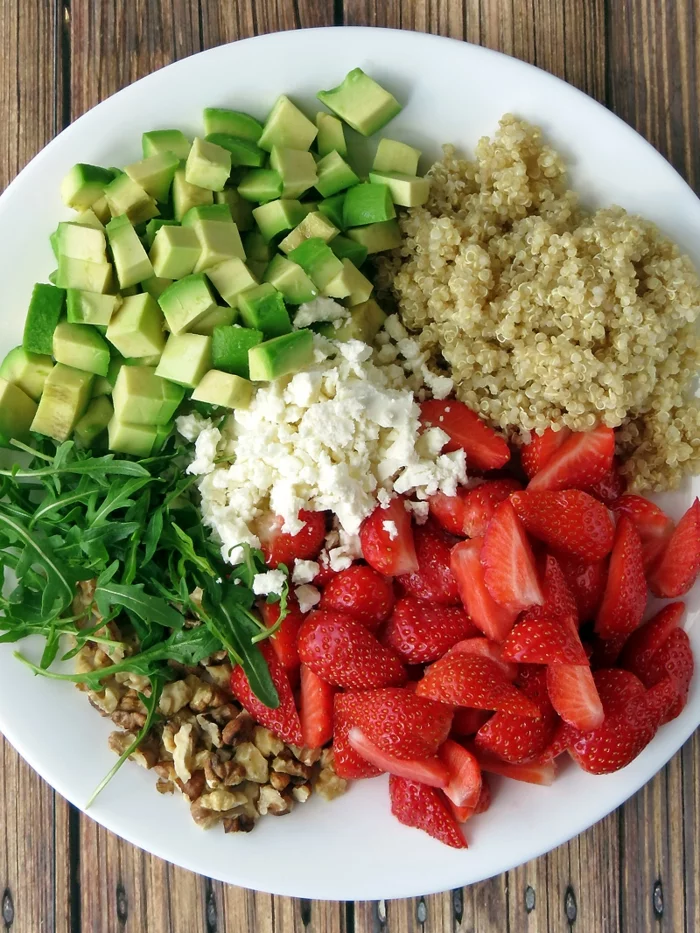 quinoa rezepte abocado erdbeeren rukola salat