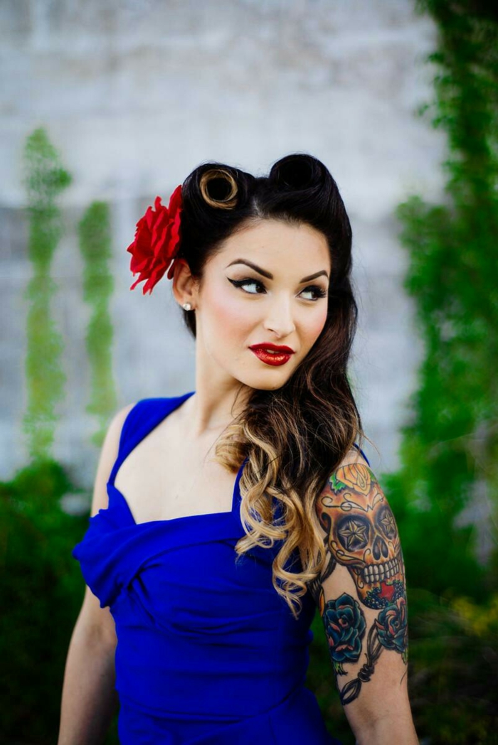 rockabilly frisuren frauen schwarze haare tattoo blaues kleid rote rose