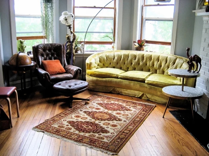 teppich reinigen wohnzimmer einrichten grünes sofa ledersessel coooler beistelltisch