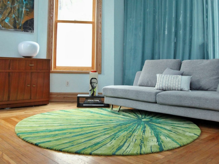 teppich reinigen wohnzimmer rundes design grün graues sofa