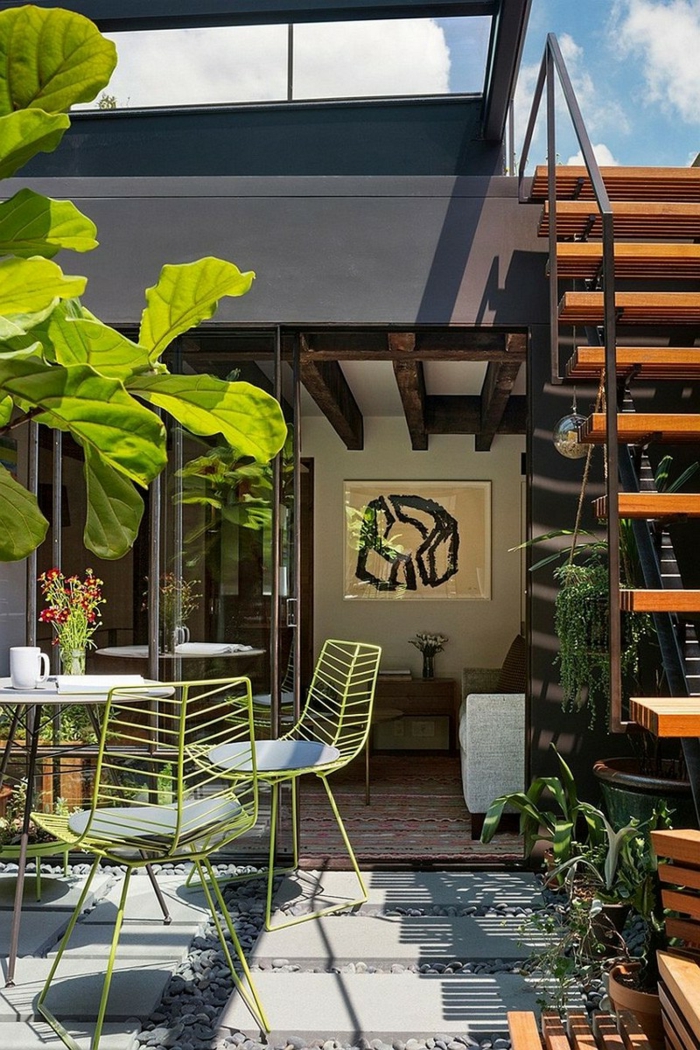 terrasse gestalten coole grüne stühle pflanzen
