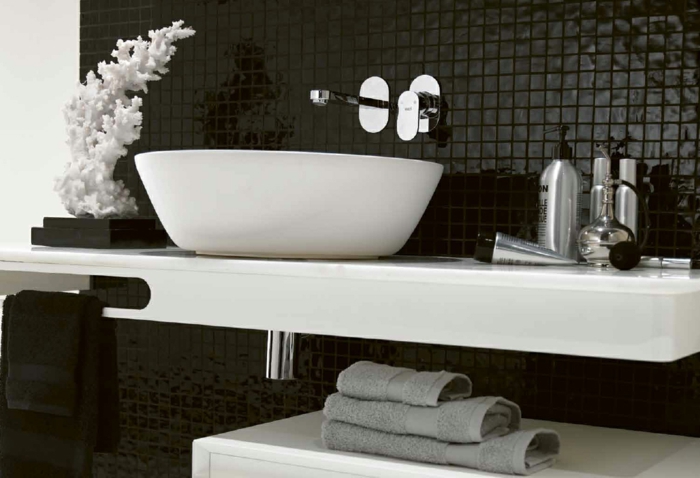Badgestaltung Bad Ideen Badezimmer schwarz-weiß grauer waschbecken