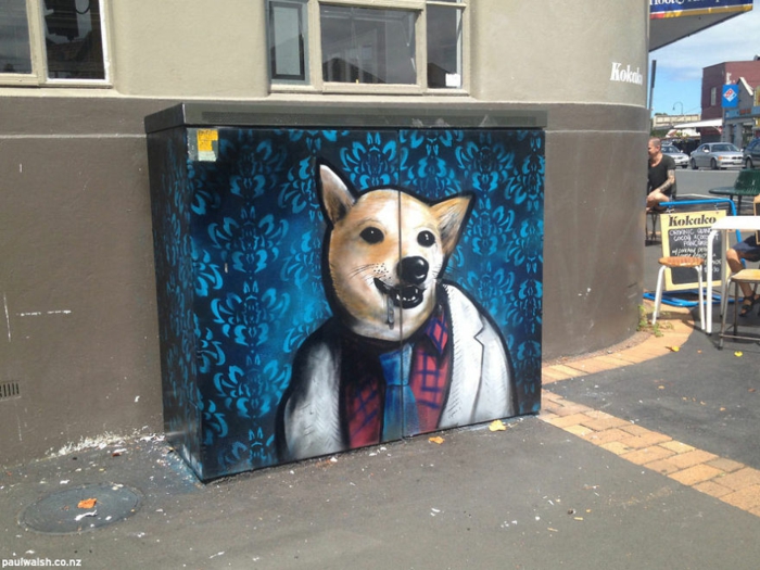 Streetart Künstler Hund in Menschenkleider