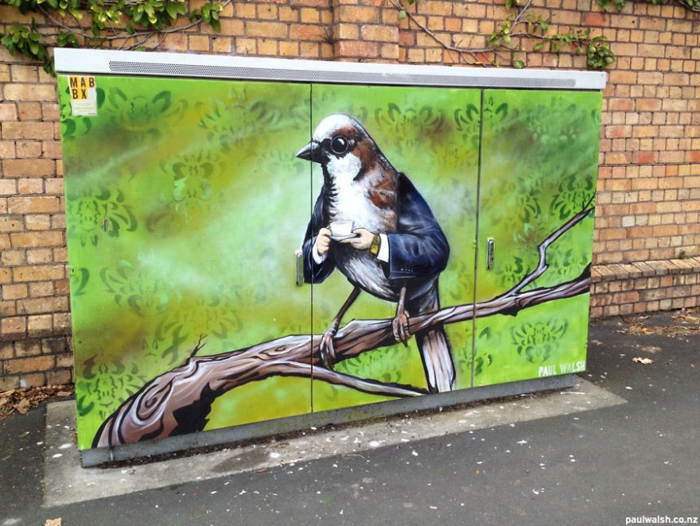 Street art Künstler vogel mit armen