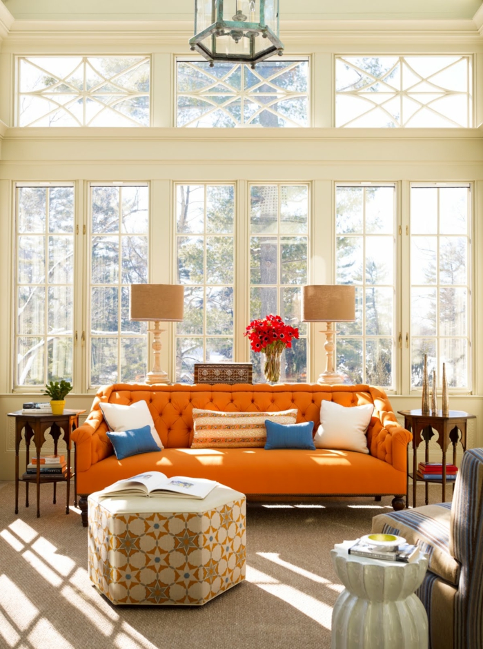 beistelltische wohnzimmer oranges sofa blumendeko
