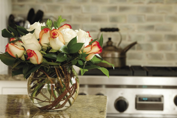 blumendeko ideen küche dekorieren kücheninsel verschönern rosen