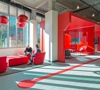 Moderne Büroeinrichtung mit roten Farbakzenten vom Blitz Design Studio