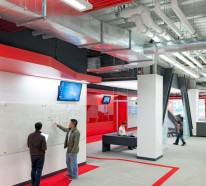 Moderne Büroeinrichtung mit roten Farbakzenten vom Blitz Design Studio