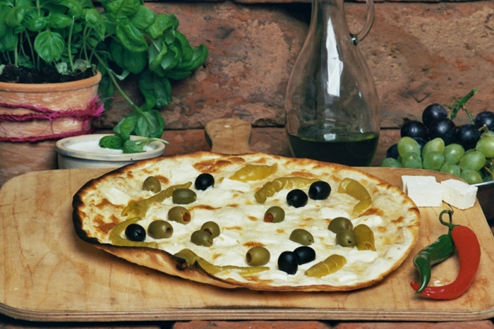 flammkuchen rezept oliven pepperoni feta käse mediterran