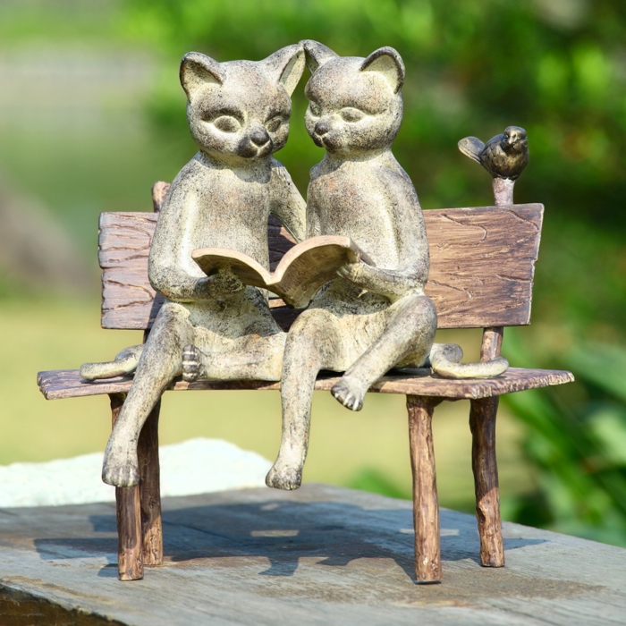 gartendeko figuren lesende katzen lustig