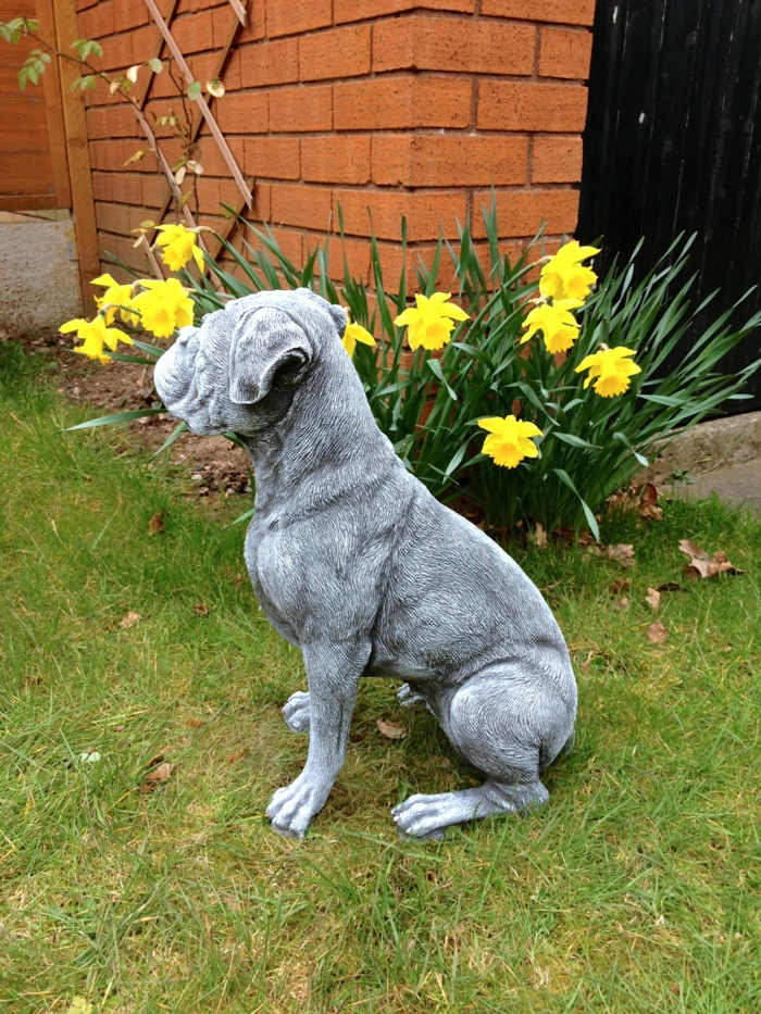 gartenskulpturen stein hund garten verschönern ideen