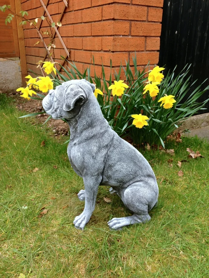 gartenskulpturen stein hund garten verschönern ideen