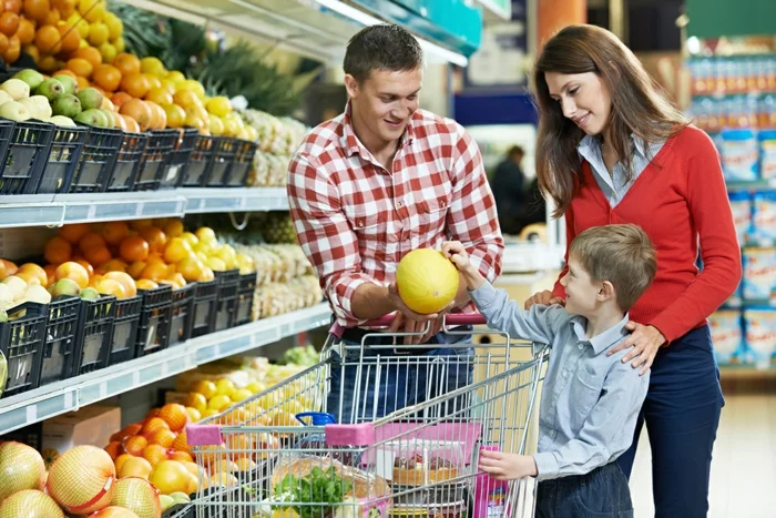 günstig lebensmittel einkaufen familie supermarkt obst und gemüse