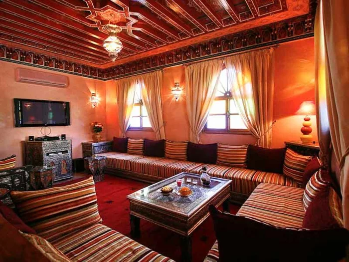 hauseinrichtung marokkanisches interieur gestreifte textilien holzschnitzereien
